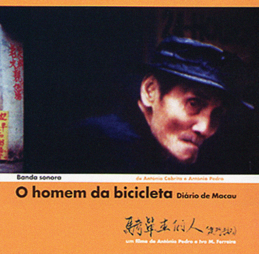 Capa do CD 'O homem da bicicleta' Diário de Macau, uma banda-sonora. Na capa está um senhor de idade, com um chapéu, e atrás dele uma imagem do 